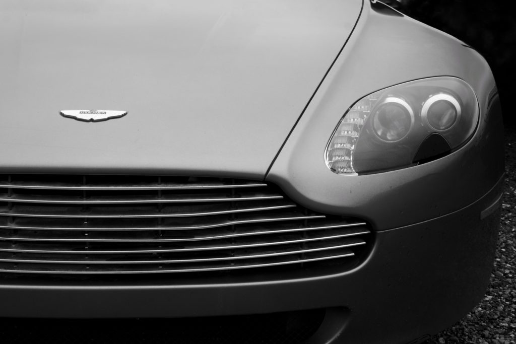 Aston Martin grise