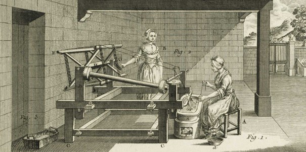 Gravure ancienne représentant deux femmes utilisant une machine à filer piémontais, illustrant les techniques de filage du XVIIIe siècle. L'une des femmes actionne une roue, tandis que l'autre supervise le processus. La scène se déroule dans un atelier ouvert.